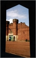 Surveillant devant le portail de la Prison centrale de Kigali
